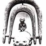 O arco duplo de serpentes reais enquadra a figura feminina e presta tributo à divindade do arco-íris, Òsúmàrè, e a sua sacerdotisa. Nigerian Museum, Lagos.
