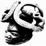 Fieiras de búzios rodeiam duas mulheres numa máscara que provavelmente honra o or&aQko. Nigeriam Museum, Lagos.