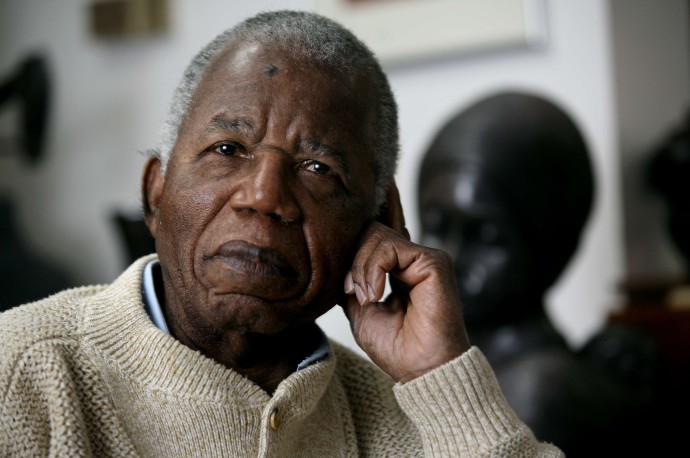 Chinua Achebe 690x458 5 Escritores africanos que você precisa conhecer