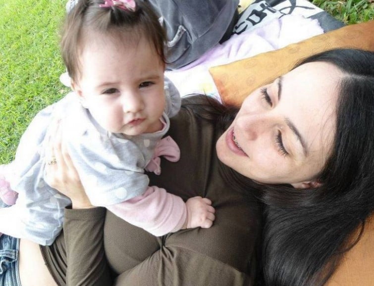 Camila e a filha, Isabella. Dor nas relações sexuais e casamento estremecido