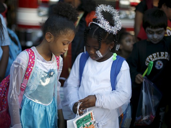Crianças a participar num desfile de carnaval nos Estados Unidos   |  REUTERS/LUCY NICHOLSON
