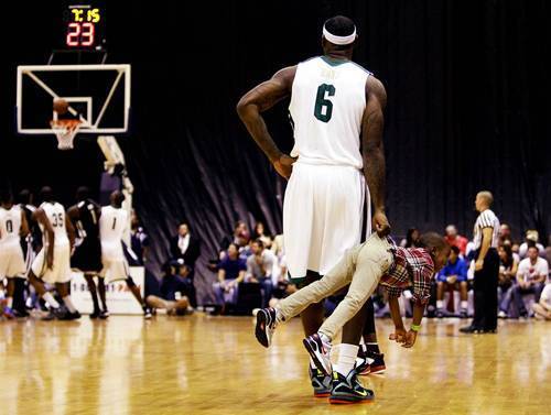 LeBron-James-segura-seu-filho-Bryce-durante-o-segundo-tempo-do-South-Florida-All-Star-Classic