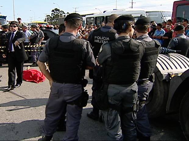 policial mata caminhoneiro por briga de transito