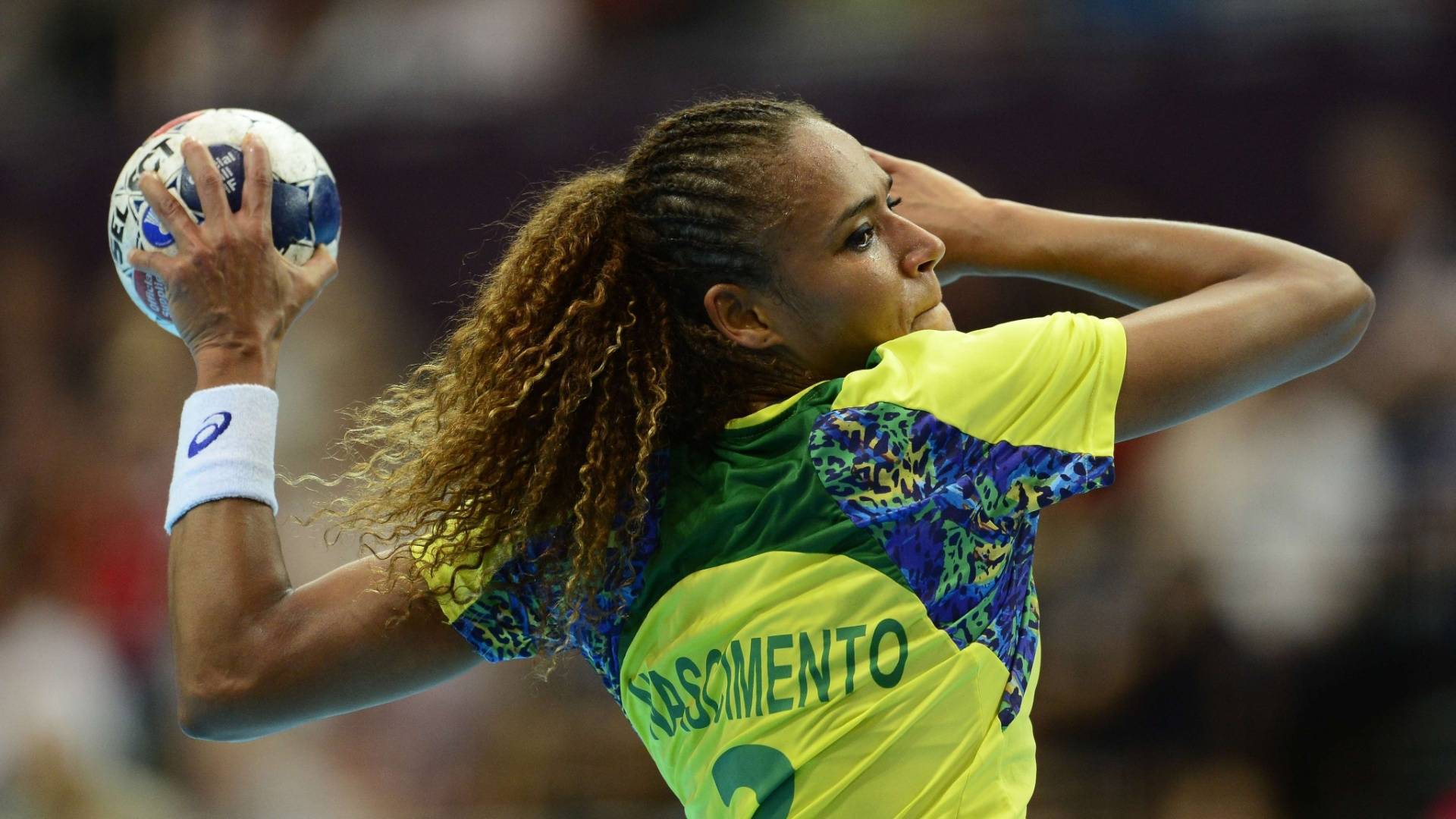 alexandra-nascimento-da-equipe-de-handebol-do-brasil-durante-arremesso-na-partida-contra-a-russia