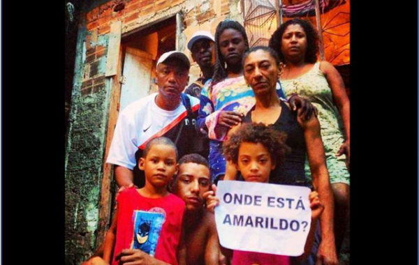 A-família-de-Amarildo-segura-cartaz-perguntando-pelo-seu-paradeiro-600x380