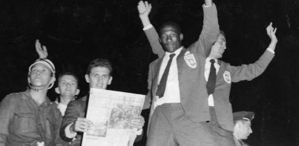 djalma-santos-acena-ao-desfilar-em-carro-com-a-equipe-da-selecao-brasileira-apos-titulo-da-copa-de-1958