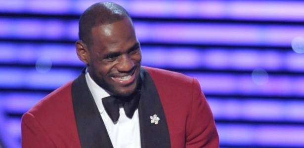 lebron-james-recebe-premio-dado-por-emissora-americana