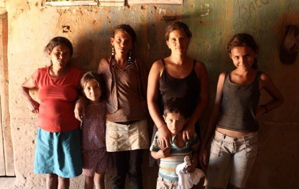 Domingas-Pereira-da-Lima-28-anos-não-se-arrepende-de-ter-abandonado-o-marido.-Ele-ficava-namorando-com-uma-e-com-outra-e-eu-num-resisti-vim-embora-conta.-600x380