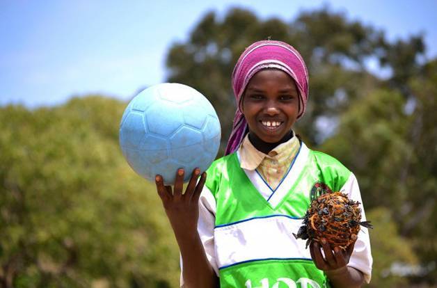 Homem inventa bola de futebol indestrutível e muda a vida de milhares de crianças na África