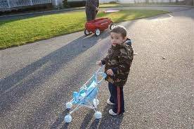 vi menino brincando com carrinho de boneca