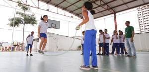meninas-e-meninos-no-recreio-escolar-2