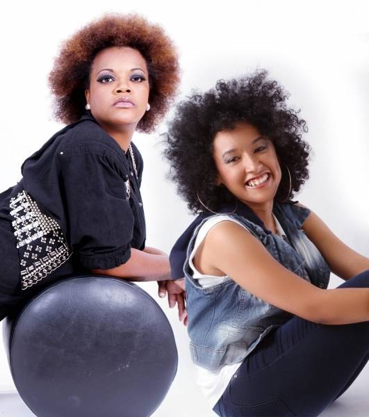 mulheres-negras-amanda-negrasim-almofada-e-yzalu-chao-foto-jonatas-mateus