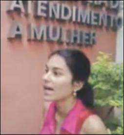 Cena do vídeo em que Eliza Samudio vai a delegacia da mulher, em 2009, prestar queixa contra o goleiro Bruno: assassinada meses mais tarde. Foto: Reprodução/Jornal Extra