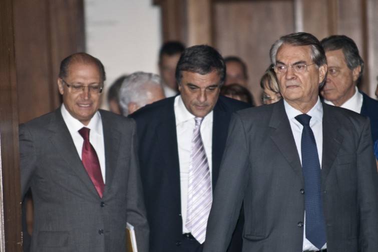 O governador de São Paulo, Geraldo Alckmin, o ministro da Justiça, José Eduardo Cardozo, e o secretário de segurança do estado, Antônio Ferreira Pinto, após reunião no Palácio dos Bandeirantes sobre enfrentamento à violência em novembro de 2012. Marcelo Camargo/ABr