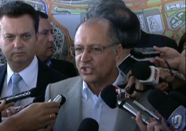 “Quem não reagiu está vivo”, diz o governador Geraldo Alckmin a repórteres