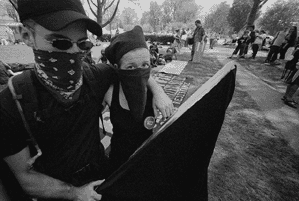Marchas de black blocs, os quais incluíram mulheres, em 2001 em Washington DC: sua pauta era a defesa dos direitos reprodutivos das mulheres.
