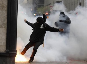 Manifestação em Montreal: quem está por trás das máscaras? O que isso nos diz sobre as questões de gênero?