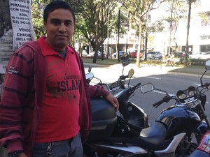 Gean diz que motoristas trancam carros quando ele se aproxima em moto (Foto: Luísa Gomes/G1)
