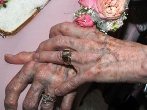 Vivian Boyack e Alice Dubes exibem suas alianças após o casamento (Foto: AP Photo/The Quad City Times, Thomas Geyer)