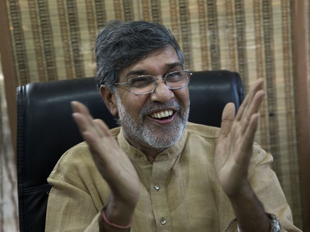 Kailash Satyarthi conversa com jornalistas em seu escritório em Nova Délhi, nesta sexta-feira (10), para comentar sobre seu Nobel da Paz (Foto: Bernat Armangue/AP)