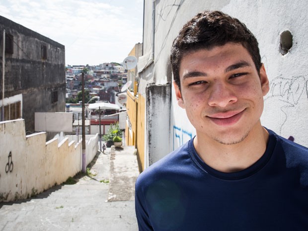 Gustavo tem rotina intensa de estudos na escola e em casa (Foto: Victor Moriyama/G1)