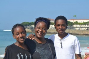 Mara Evaristo, com os filhos: “A agenda feminista, até bem pouco tempo atrás, pouco atendia ou respondia às demandas das mulheres negras”