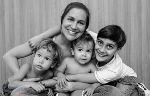 Milena e os três filhos. Os dois mais novos também nasceram de parto normal, sem intervenção