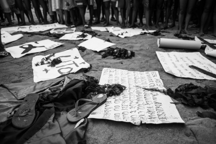 Chinelos, supostamente de uma das vítimas, encontrados no local dos assassinatos. Foto: Rafael Bonifácio /Ponte Jornalismo