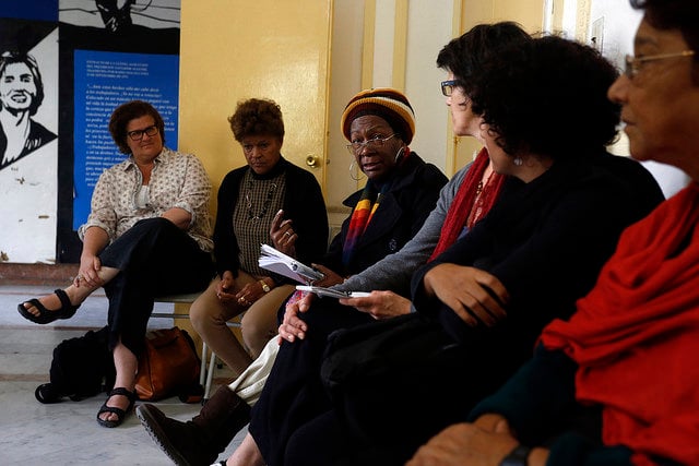 O grupo Afrocubanas realiza trimestralmente o encontro literário Reyita. Na do dia 20 deste mês as integrantes da organização feminista debateram com representantes da Rede de Mulheres Cristãs sobre a reprodução dos estereótipos racistas na família. Foto: Jorge Luis Baños/IPS