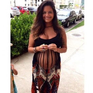 Gabriela Moura, grávida do segundo filho, também fez um post em defesa do direito das mulheres à interrupção da gravidez (Foto: Reprodução/Facebook)