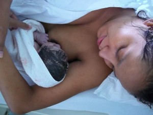 Nos hospitais privados, além da banalização das cesáreas, há frequentes relatos de hostilidade contra o bebê e a mulher. O recém-nascido, por exemplo, não fica com a mãe nos primeiros momentos de sua vida, o que atrapalha a formação do vínculo (Foto: Reprodução/Facebook)