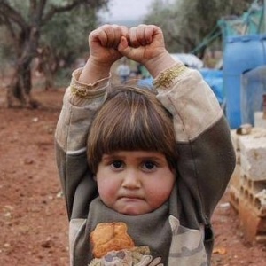 29mar2015---uma-crianca-siria-teria-levantado-as-maos-ao-confundir-uma-camera-fotografica-como-uma-arma-a-imagem-registrada-pela-fotojornalista-nadia-abu-shaban-foi-compartilhada-em-via-twitter-e-se-1427648132131_300x