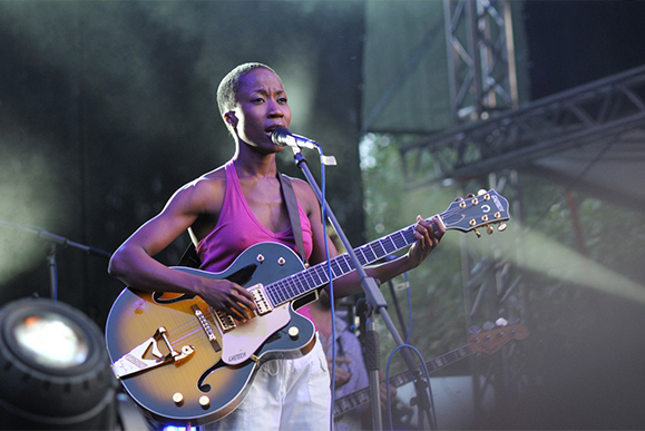 Com uma voz doce e serena, a maliana Rokia Traore caiu nas graças do mundo da música logo ao lançar seu primeiro disco, Mouneïssa, em 1998. (Foto – Wikipédia)