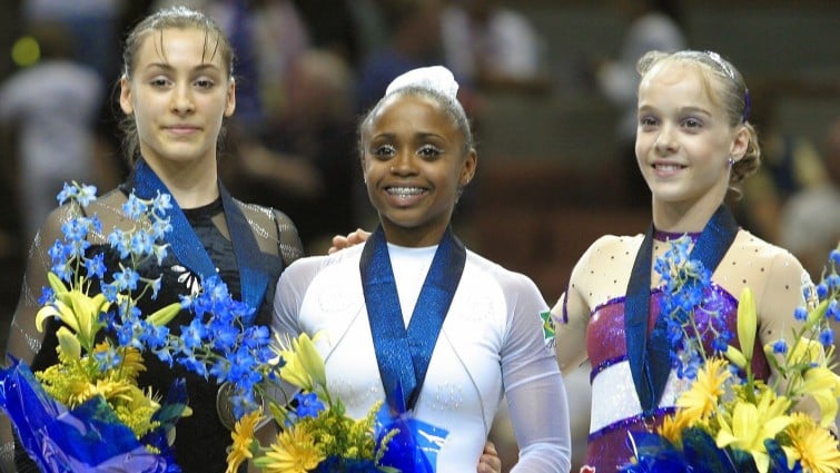 Catalina Ponor, Daiane e Elena Gomez Pódio Mundial de Ginástica 2003 AFP Photo / Robyn Beck