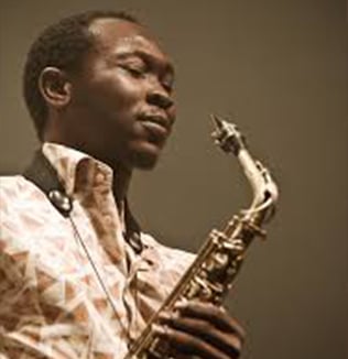 Seun Kuti carrega Fela no sangue e resolveu modernizar o afrobeat. (Foto – Reprodução)