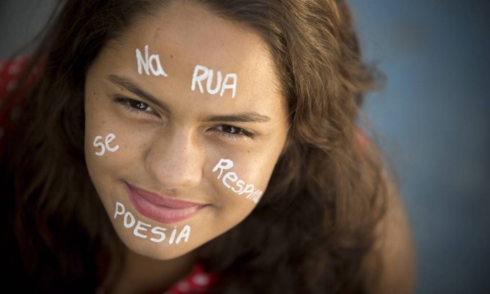 Janaína Tavares, organizadora do Sarau V: interferência do Poesia Segunda Pele no rosto - Márcia Foletto / Agência O Globo