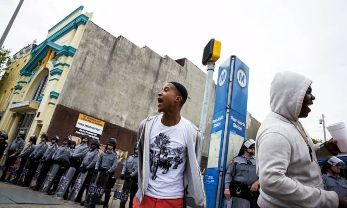 Diante de forte aparato policial, moradores negros comemoram indiciamento - ERIC THAYER / REUTERS Leia mais sobre esse assunto em http://oglobo.globo.com/mundo/morte-de-freddie-gray-foi-homicidio-declara-promotora-de-baltimore-16033487#ixzz3YzFnX2NI © 1996 - 2015. Todos direitos reservados a Infoglobo Comunicação e Participações S.A. Este material não pode ser publicado, transmitido por broadcast, reescrito ou redistribuído sem autorização.