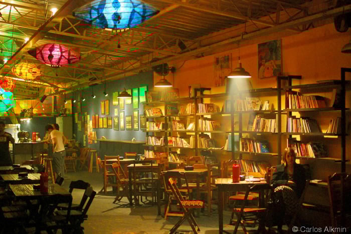 Interior da Livraria da Esquina, espaço alternativo na Barra Funda