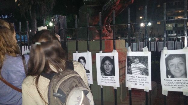 Mural montado durante manifestação mostra vítimas de violência