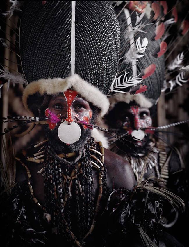 Dois homens-peruca da tribo Huli, da Nova Guiné
