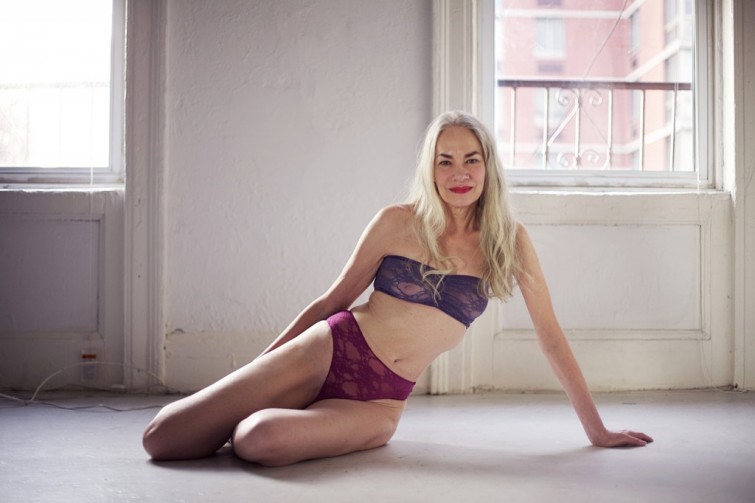 A modelo Jacky O’Shaughnessy, com 62 anos, numa campanha da marca American Aparell cujo lema foi “A sensualidade não tem data de validade”.