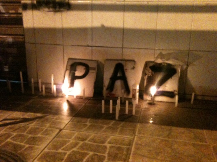 Recado deixado em frente ao bar onde oito pessoas foram mortas. Foto: Fausto Salvadori Filho