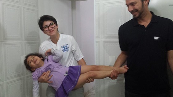 "A Pietra, minha filha mais nova, sempre me disse que o Luan era um menino", diz a mãe. Na foto, Luan brinca com a irmã mais nova junto com o padrasto (Foto: Arquivo pessoal)