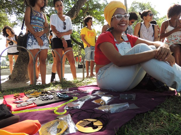 Rayza Oliveira vende produtos de beleza afro há oito meses nas redes sociais (Foto: Thays Estarque/ G1)