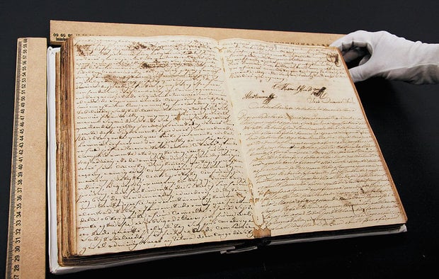 Relíquias em estado de degradação, datadas entre 1664 a 1889, ficarão a salvo no formato digital (Foto: Almiro Lopes)