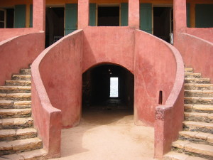 Casa dos Escravos vendo-se ao fundo a “porta sem retorno”, Senegal.