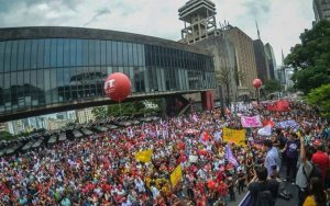 Cunha-protesto-roberto-parizotti-CUT