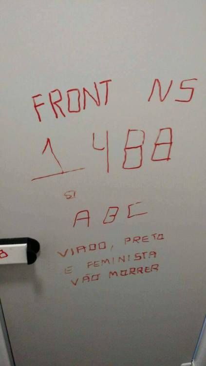 As duas portas foram pichadas com os menos dizeres e sem assinatura