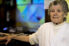 "Eles são a mesma coisa que a gente, só que são morenos né? ", Carmelita Toldo, dona de cantina em Caxias do Sul.