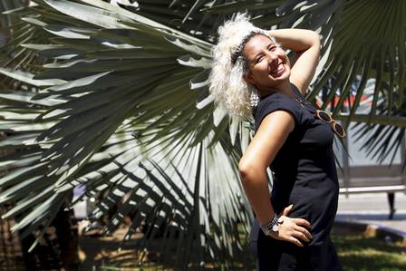 Sem medo de ser feliz, Letícia assume cabelo e dita moda com fios grisalhos Foto: Thiago Freitas / Extra